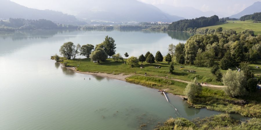 Auf einer Landzunge des Greyerzersees auf der Höhe von Morlon FR wurden eine Mutter und ihr Sohn von einer starken Strömung überrascht. (Archivbild)