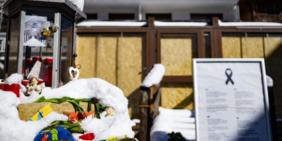 Der Eingang zur Bar «Le Constellation» in Crans-Montana rund drei Monate nach der verheerenden Katastrophe mit 41 Toten und 115 Verletzten. (Archivbild)