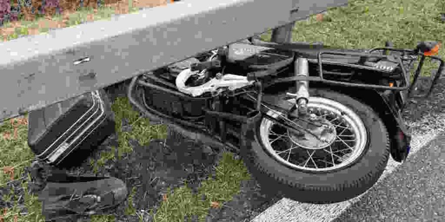 Die Rega brachte den 28-jährigen Motorradfahrer mit schweren Verletzungen in ein Spital.