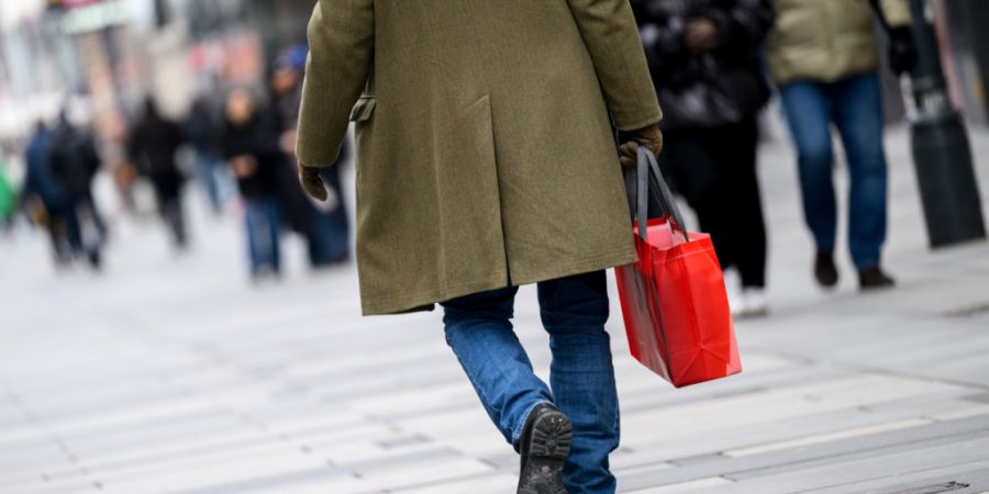 Herr und Frau Schweizer kaufen nur zurückhaltend ein. (Symbolbild)