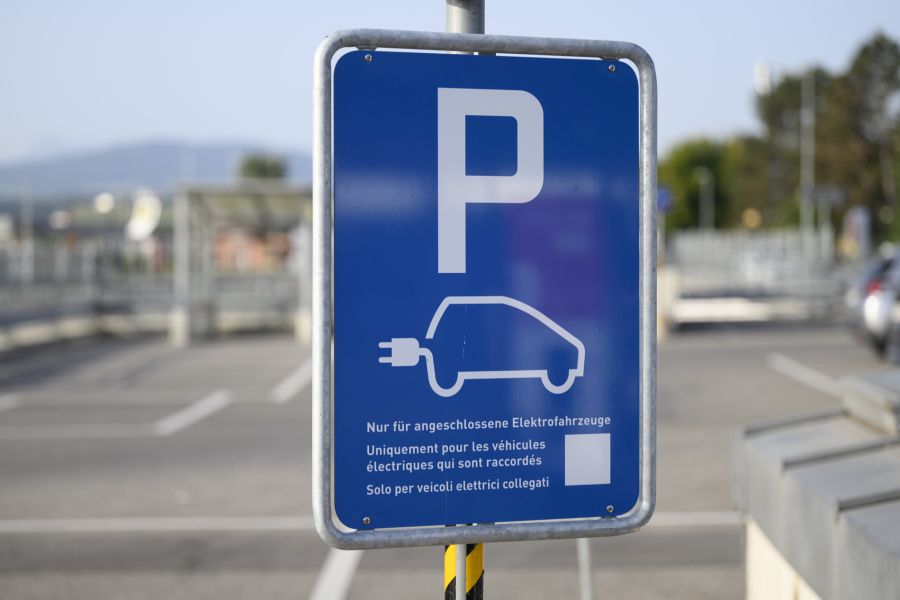 Auch bei den E-Autos hinkt man den Zielen hinterher.