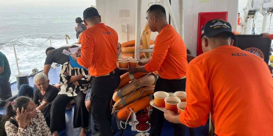 HANDOUT - Dieses von der philippinischen Küstenwache veröffentlichte Foto zeigt Mitarbeiter der philippinischen Küstenwache, die sich um Menschen kümmern, die sich an Bord der M/V T...