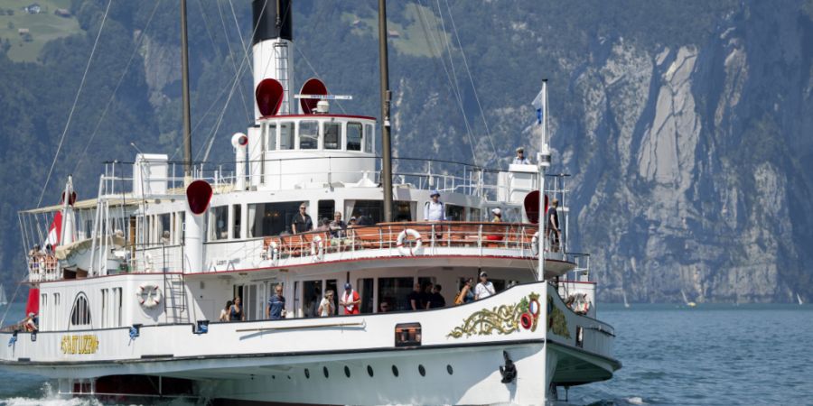 Der Vierwaldstättersee weist derzeit einen aussergewöhnlich tiefen Wasserstand auf, weshalb die Kursschiffe ab Samstag die Station beim Luzerner Verkehrshaus nicht mehr anfahren. (Arc...
