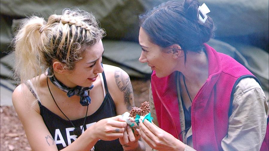 Am Lagerfeuer offenbarte sie, dass ihre Verbindung zur Mutter schon immer kühl war – und dass sie sogar ins Heim musste.