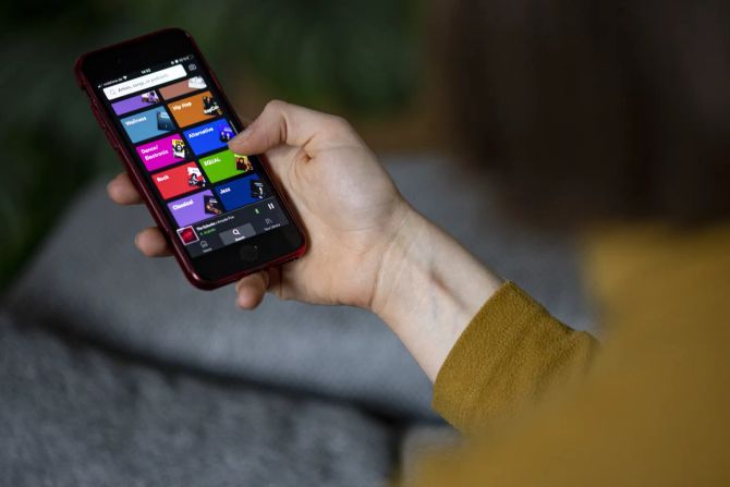 Kommunikation: Eine Person schaut auf ihr Smartphone.