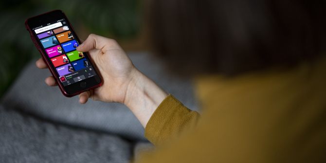 Kommunikation: Eine Person schaut auf ihr Smartphone.