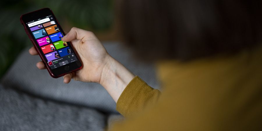 Kommunikation: Eine Person schaut auf ihr Smartphone.