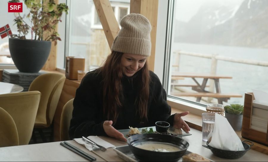 Mira Weingart bestellt in einer Beiz auf den Lofoten Walfisch.