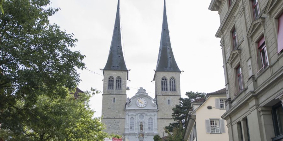 Die Luzerner Landeskirchen, im Bild die Hofkirche in Luzern, haben in den letzten zehn Jahren viel Rückhalt in der Bevölkerung verloren. (Archivaufnahme)