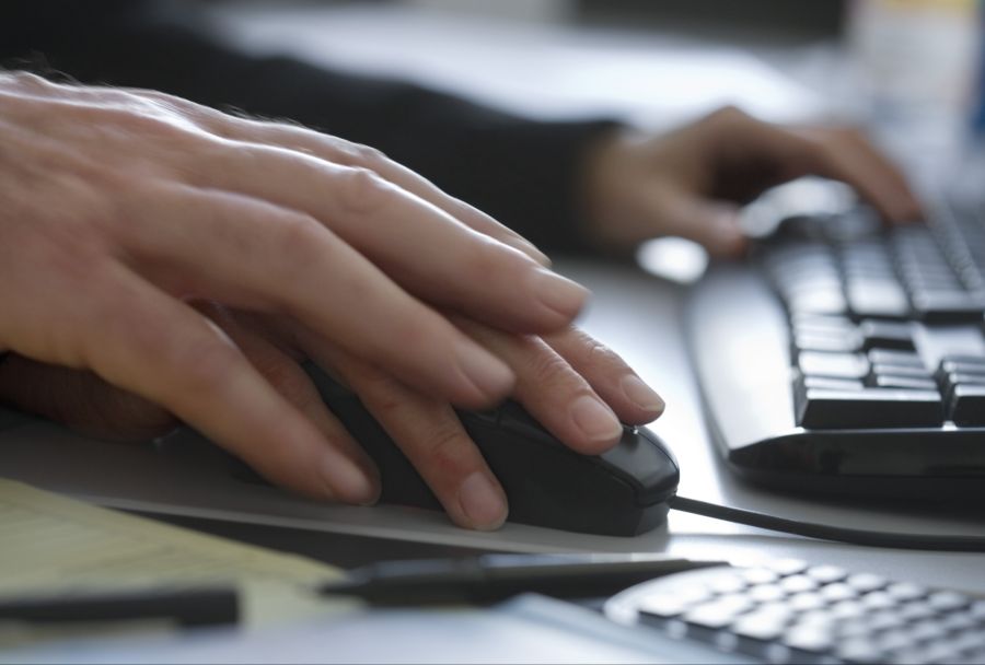 In den Bewerbungsgesprächen stellt er intime und aufdringliche Fragen. Die Treffen finden jeweils zu Randzeiten statt.