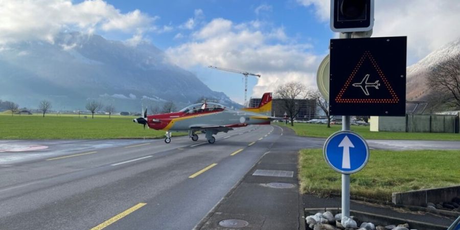 Die Flugzeuge müssen eine Kantonsstrasse queren. (Handout)
