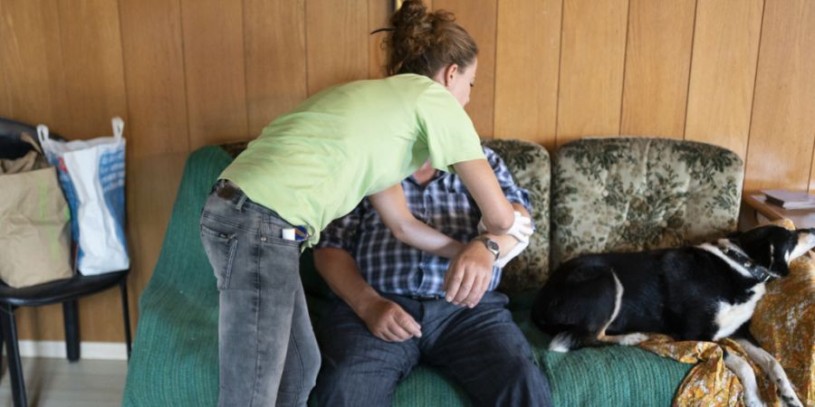 Gegen die Patientenbeteiligung an den Kosten ambulanter Pflege regt sich im Tessin heftiger Widerstand. (Symbolbild)