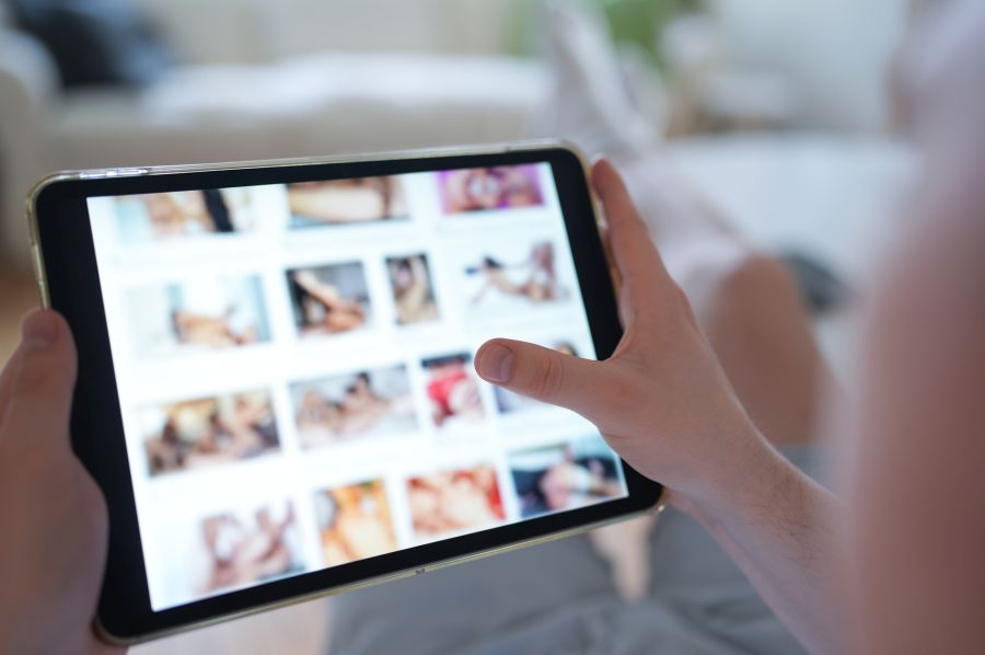 Dazu gehört beispielsweise das unbefugte Weiterleiten intimer Inhalte.