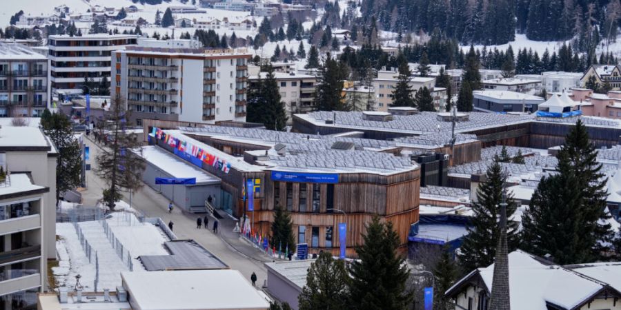 Temporäre Bauten während des Weltwirtschaftsforums sind für Davos zum Problem geworden. Blick auf Davos mit dem Kongresszentrum. (Archivbild)