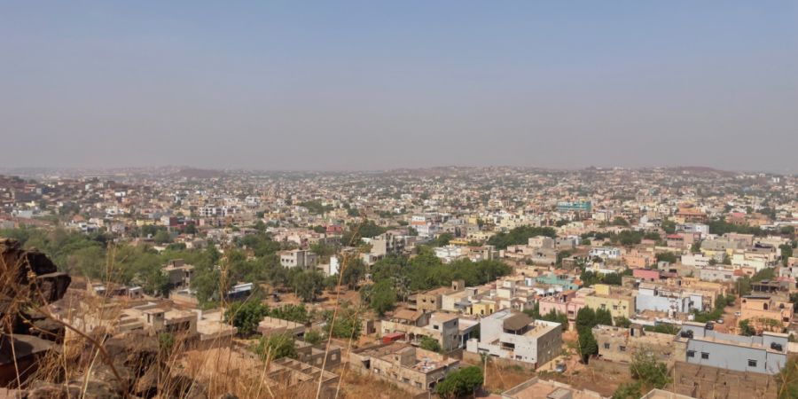 Eine Luftaufnahme von Bamako. In der malischen Hauptstadt Bamako ist es nach Angaben des Militärs zu Angriffen «unbekannter bewaffneter Terroristen» auf Kasernen und andere Ziele gek...