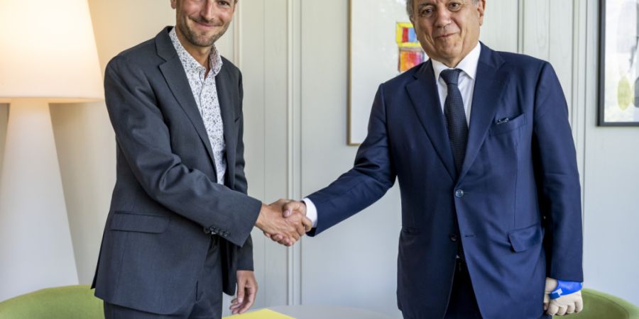 Tauwetter zwischen der Schweiz und Italien in der Angelegenheit Crans-Montana: Der Walliser Staatsratspräsident Mathias Reynard (links) empfängt den italienischen Botschafter Gian Lor...