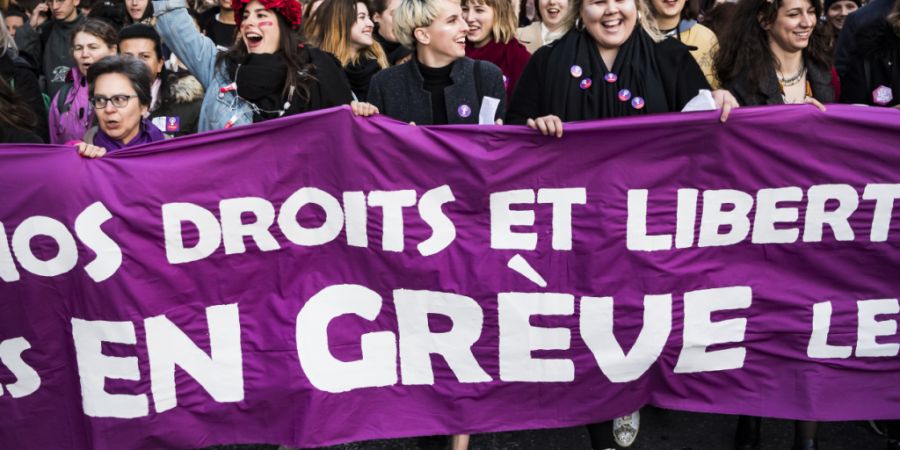 Bei der Demonstration am 8. März 2019 in Genf haben sich etwa tausend Frauen versammelt. Die Organisatorin wurde danach strafrechtlich verurteilt. (Archivbild)