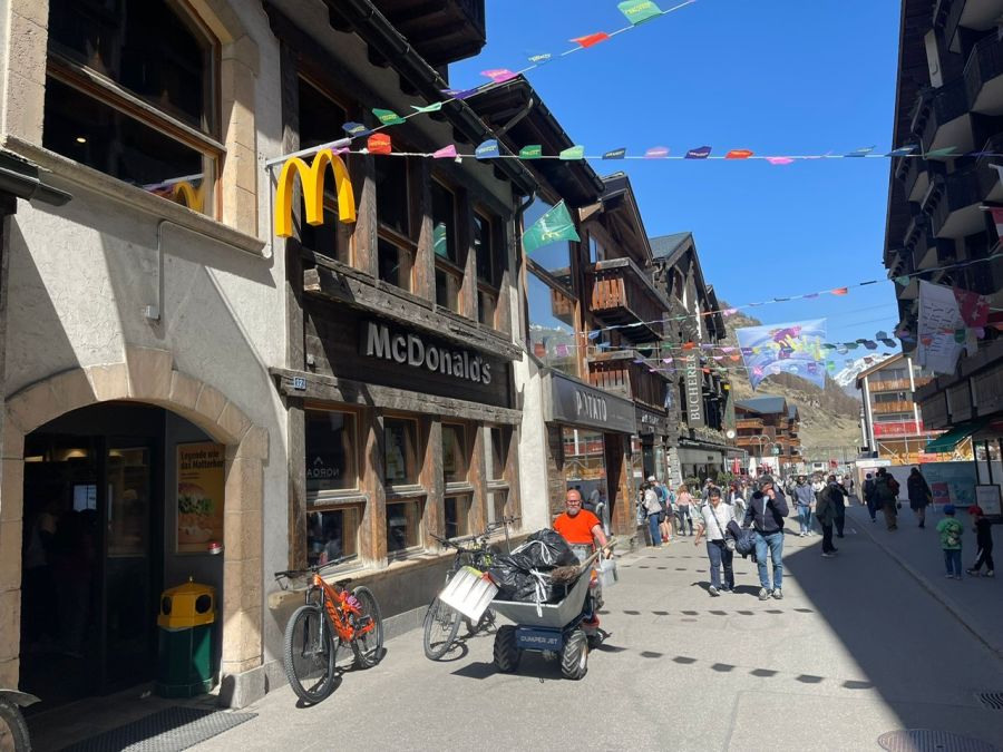 Das Gerücht hält sich hartnäckig: Der McDonald's in Zermatt soll der teuerste der Welt sein.