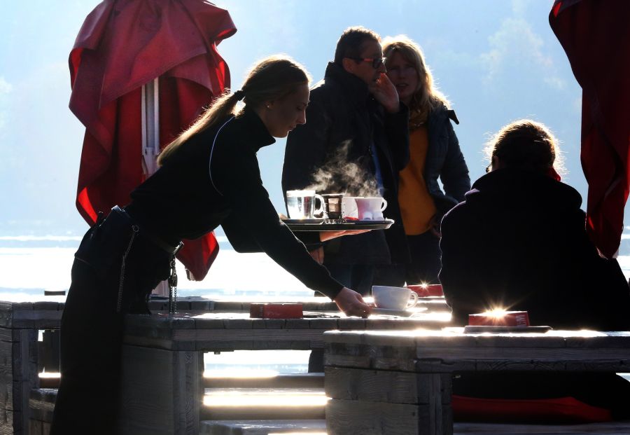 Die Zahl der Arbeitnehmenden in der Schweiz, die sich gestresst fühlt, hat im Vergleich zum letzten Jahr zugenommen.