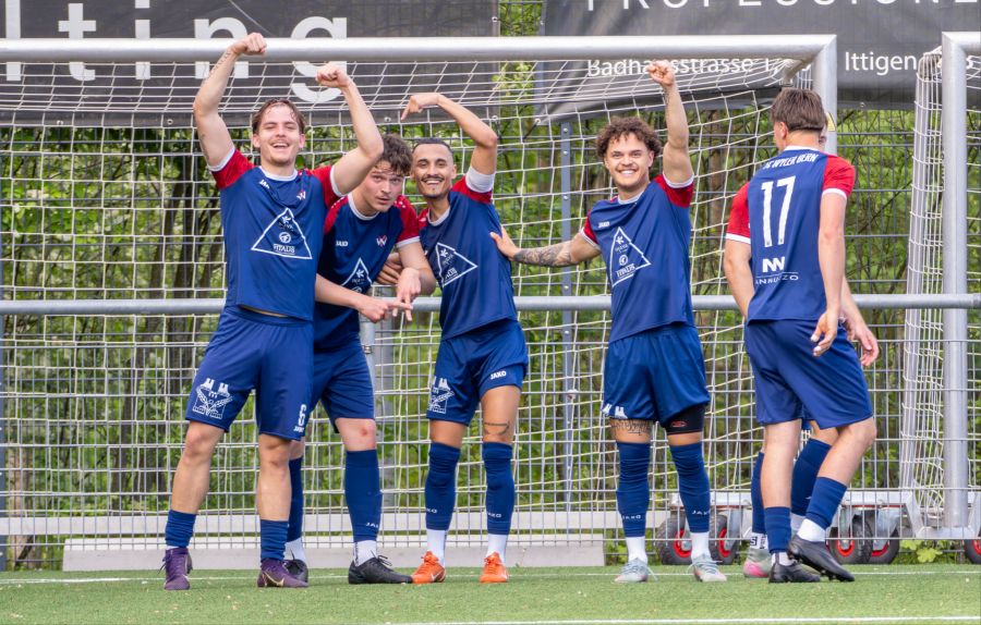 Die Spieler von Wyler bejubeln den dritten Treffer durch Nikola Dinic (2. v.l.).