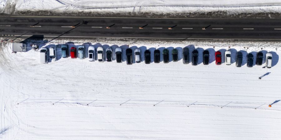 Die beiden Park-and-Ride-Parkplätze in Zernez bieten Platz für über 1400 Fahrzeuge. Heute Morgen waren noch viele Plätze frei.