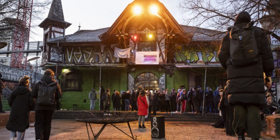 Beim Eingang der Stadtberner Reitschule ist es am Freitagabend zu einer Auseinandersetzung zwischen Einsatzkräften und Drittpersonen gekommen. (Symbolbild)