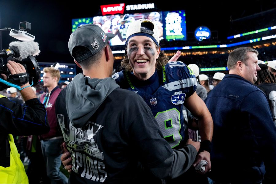 Seattles Wide Receiver Jake Bobo jubelt nach dem Gewinn des Super Bowl 60 gegen die New England Patriots im Levi’s Stadium in Santa Clara. Die Seahawks sicherten sich mit 29:13 ihren zweiten Lombardi-Titel.
