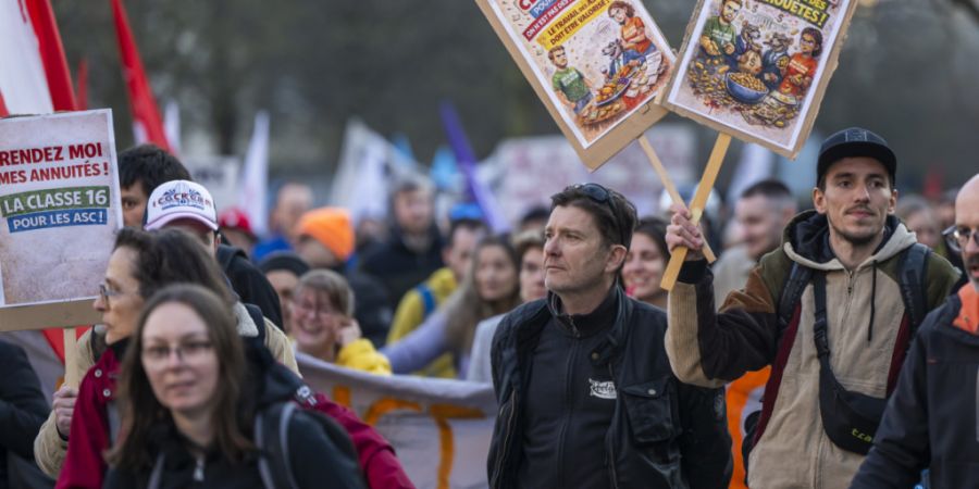 Hunderte Genfer Beamte und Angestellte des öffentlichen Dienstes gingen am Donnerstagabend auf die Strasse, um gegen die von der Kantonsregierung angekündigten Sparmassnahmen zu prote...