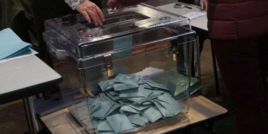 Eine Frau gibt während der zweiten Runde der französischen Kommunalwahlen in Paris ihre Stimme ab. Foto: Thibault Camus/AP/dpa