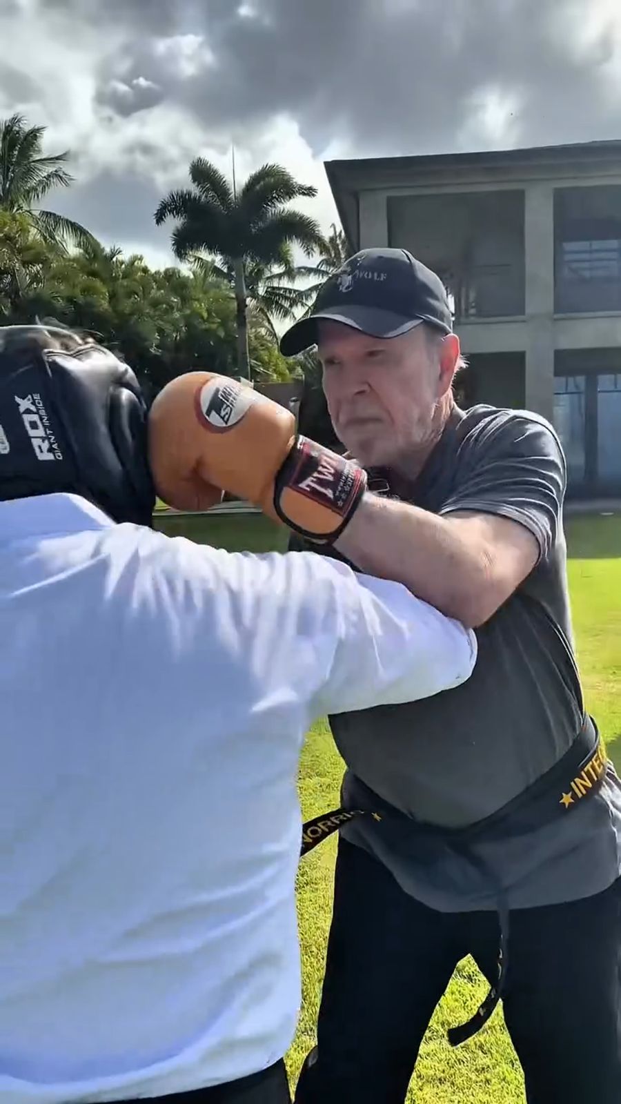 So postete er ein kurzes Video, das ihn beim Boxtraining zeigte.