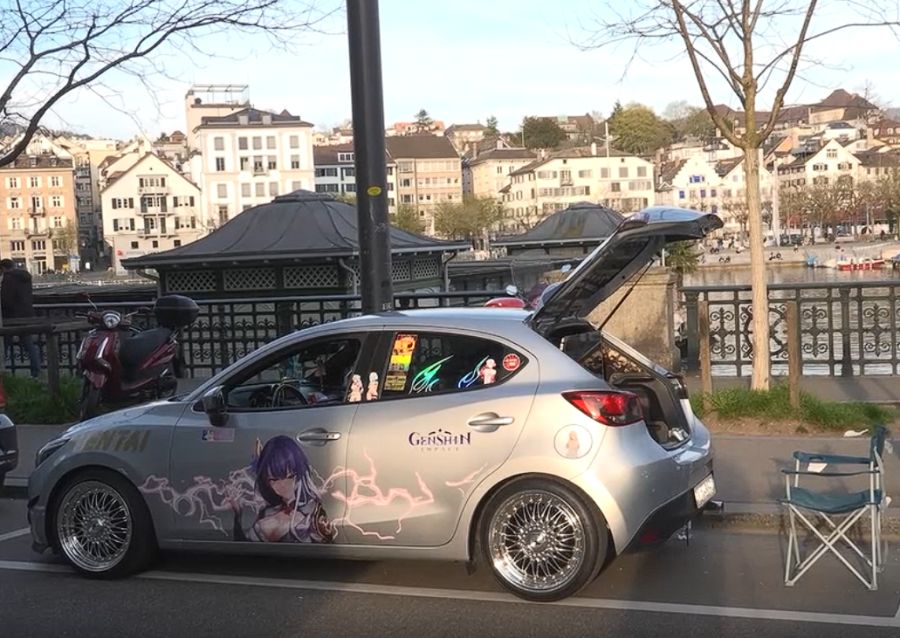 In den Städten zieht der 29-Jährige mit seinem Mazda alle Blicke auf sich.