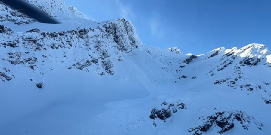 Nur zehn Tage später wird eine Skitourengängerin unterhalb des Schilthorns von einer Lawine erfasst. Die 33-Jährige stirbt im Spital.