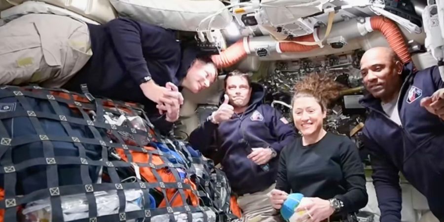 HANDOUT - Dieses Bild aus einem von der NASA zur Verfügung gestellten Video zeigt die Artemis II-Besatzung (l-r), Jeremy Hansen, Reid Wiseman, Christina Koch und Victor Glover. Foto: U...