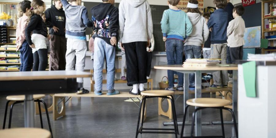 Der Aargauer Regierungsrat lehnt ein generelles Kopftuchverbot an Schulen ab. Er ist jedoch, Massnahmen gegen religiösen Zwang zu prüfen. (Symbolbild)