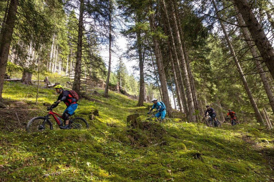 Mit dem E-Mountainbike wird es abenteuerlich – stets mit der Devise, dass Abfahrten fordern, aber nie überfordern dürfen.