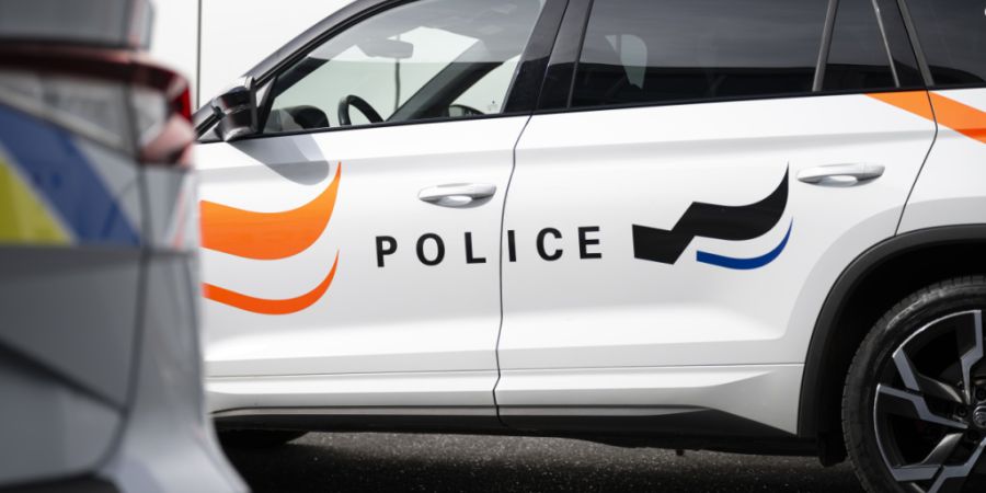 Die Kantonspolizei Freiburg untersucht die Ursache des Brandes. (Symbolbild)