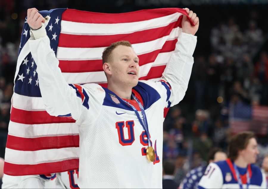 Darin beleidigt der falsche Stürmer der Ottawa Senators die Kanadier.