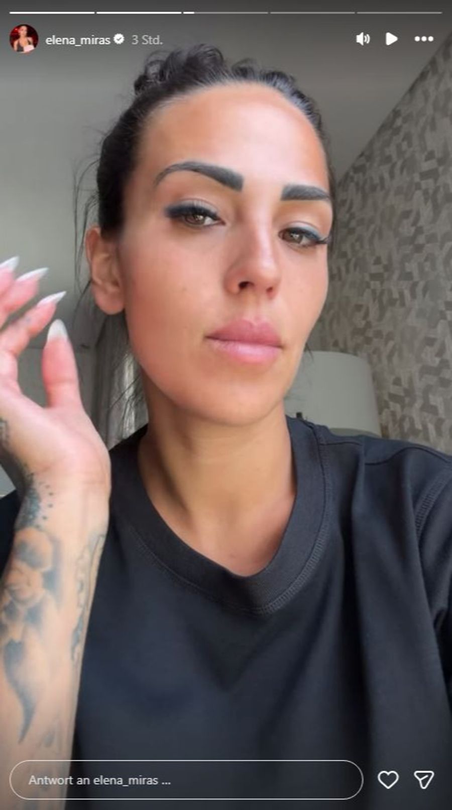 «Wir sind in Abu Dhabi gestrandet.», sagt Elena Miras.