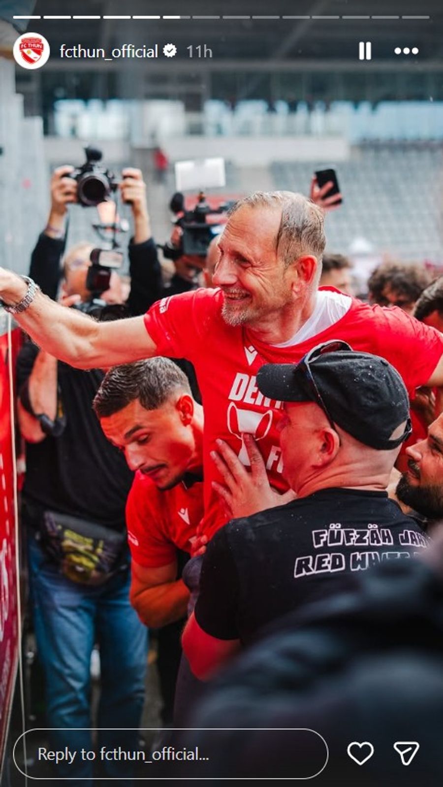 Vom späten Abend haben wir keine Fotos – deshalb hier nochmal eine Runde Fotos mit feiernden Vereinsmitgliedern zum Schluss: Mauro Lustrinelli wird in die Schweizer Sport-Geschichtsbücher eingehen – er hat mit dem FC Thun etwas geschafft, dass noch nie jemand zuvor geschafft hat.