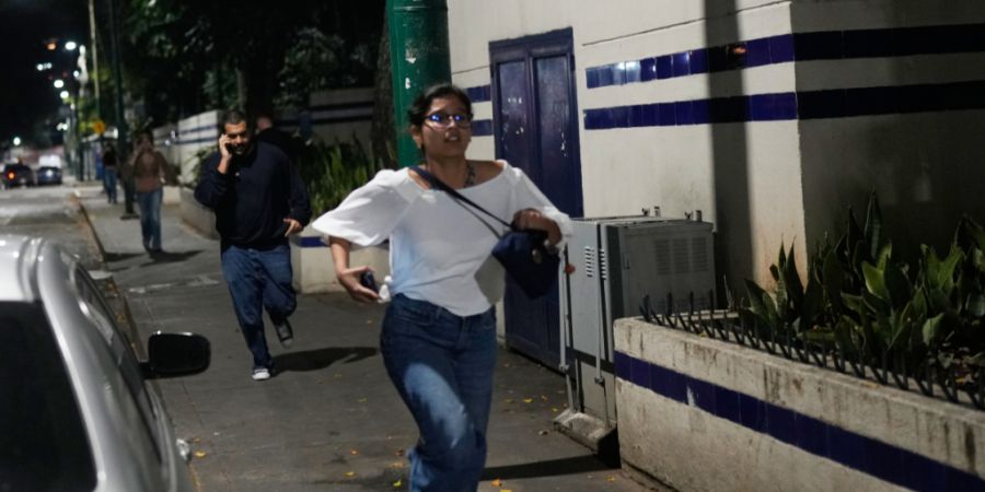 Fliehende Menschen in Caracas. Foto: Matias Delacroix/AP/dpa