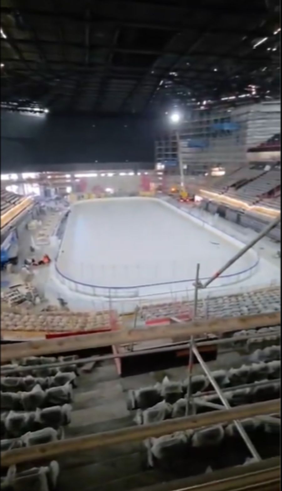 Teils fehlen noch die Sitze, Gerüste stehen noch herum.