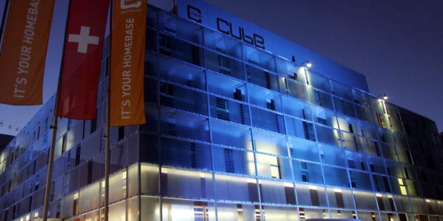 Das Hotel Cube in Savognin ein Jahr nach seiner Eröffnung im Jahr 2005. Seit einigen Jahren ist das Gebäude am Fusse der Skipisten geschlossen. Die Gemeinde Surses möchte es für 8,9...