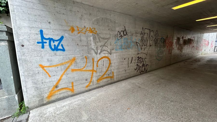 Rund um den Bahnhof Männedorf ZH finden sich an mehreren Wänden auffällige Tags und Schmierereien.