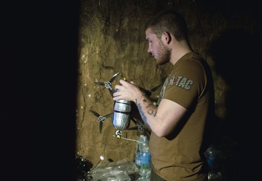 Denn: Den zehn Ukrainern gelang es mithilfe von Drohnen, die Nato-Truppen in einem halben Tag auszuschalten.