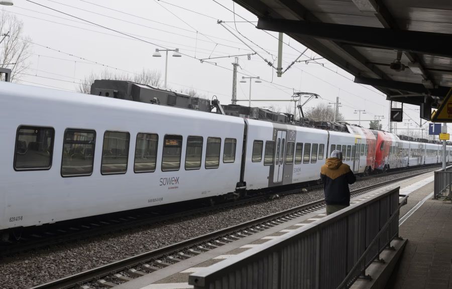 Der Angriff erfolgte, kurz nachdem der Regionalexpress den Bahnhof Landstuhl im südwestlichen Bundesland Rheinland-Pfalz verlassen hatte.