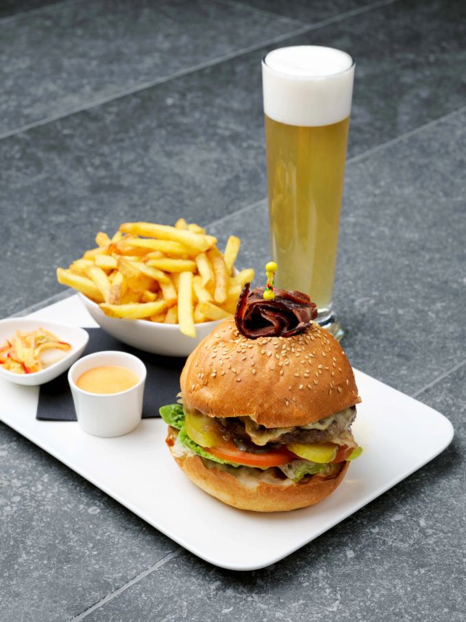 «The Devil’s Bridge Beef Burger» mit Speck und Spiegelei – ab 20. Juni verantwortet Carsten Kypke die Küche im Restaurant Teufelsbrücke.