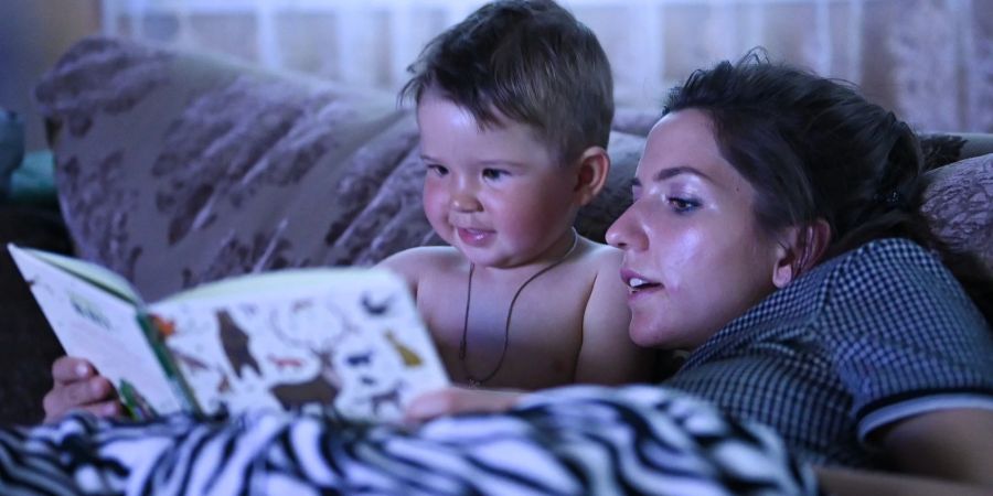 Mutter und Sohn lesen ein Buch