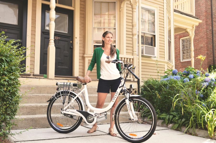 Frau mit E-Bike, Stadt