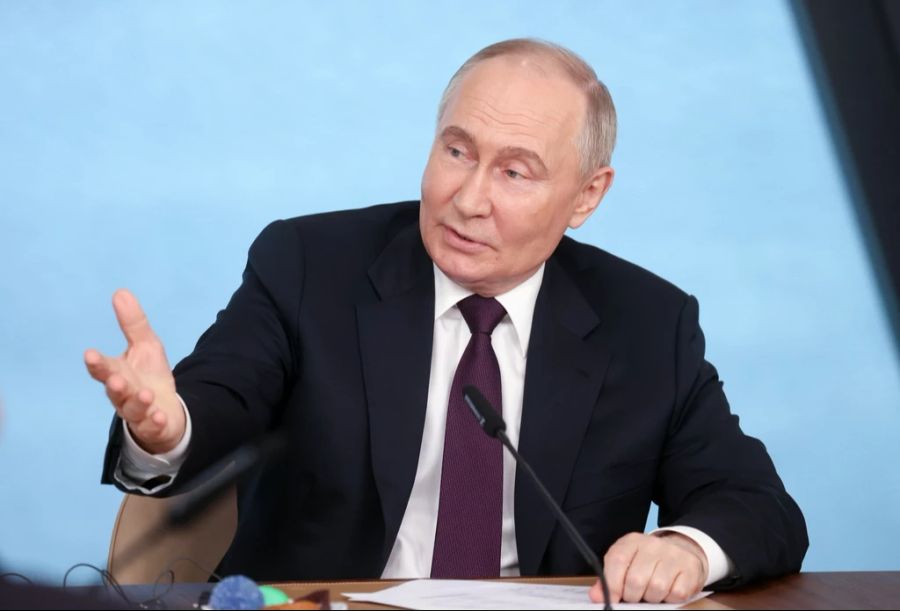 Russlands Präsident Wladimir Putin stellt seine Töchter am Internationalen Wirtschaftsforum ins Rampenlicht.