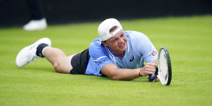Dominic Stricker rutscht im Spiel gegen Dan Evans weg und muss sich behandeln lassen. Dominic Stricker